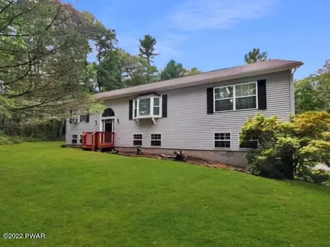 158 Birch Leaf Dr, Milford, PA 18337