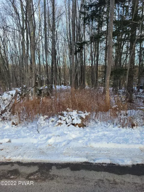 29 Woodcrest Ln, Lake Ariel, PA 18436