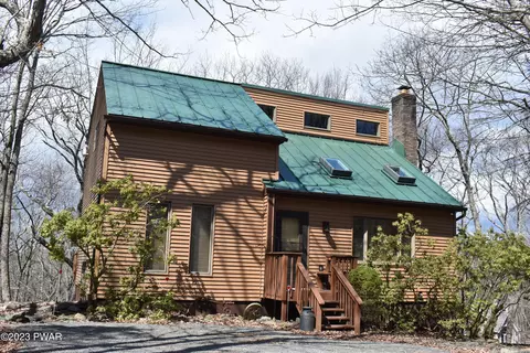 200 Stirrup Ln, Lords Valley, PA 18428