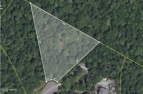 35 Woodale Dr, Hawley, PA 18428