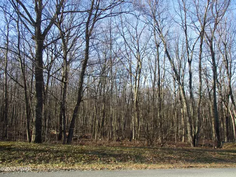 137 Wedgewood Dr, Hawley, PA 18428