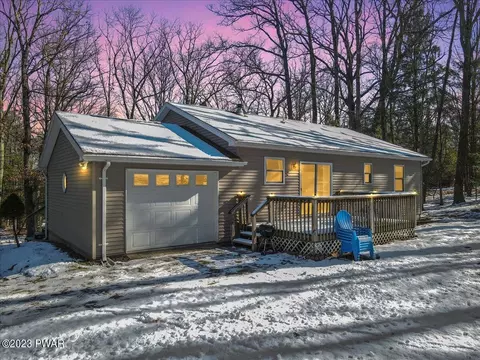 127 Spruce Rd, Tafton, PA 18464 photo 2