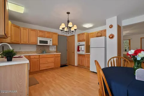 127 Spruce Rd, Tafton, PA 18464 photo 9