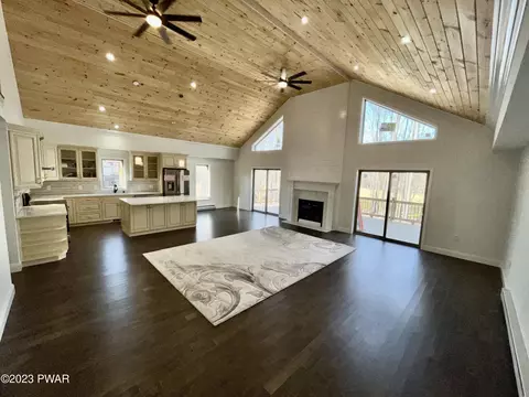 211 S Fairway Dr, Lake Ariel, PA 18436