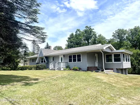 1020 Hudson St, Hawley, PA 18428
