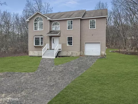 111 Nuthatch Ln, Bushkill, PA 18324 photo 1