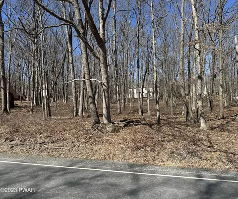 200 Washington Dr, Lords Valley, PA 18428