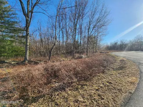 25 Woodcrest Dr, Hawley, PA 18428