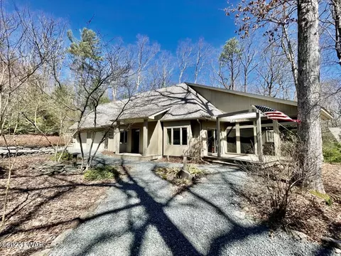 159 W Shore Rd, Shohola, PA 18458