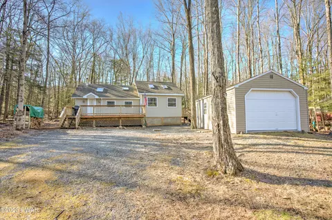 107 Chestnut Ln, Greentown, PA 18426