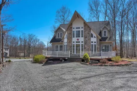 135 Karl Hope Blvd, Lackawaxen, PA 18435