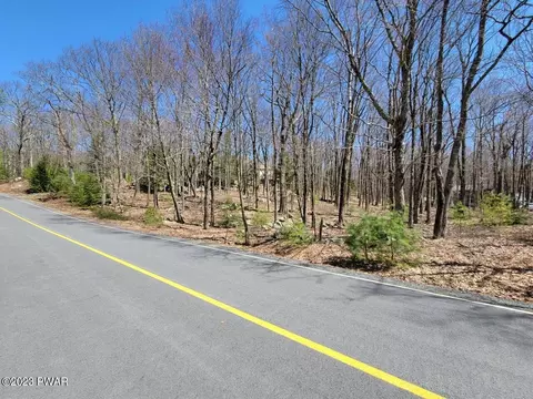 205 Canterbrook Dr, Lords Valley, PA 18428