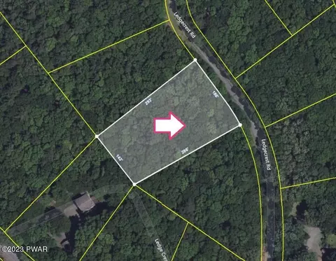 33 Ledgecrest Rd, Hawley, PA 18428
