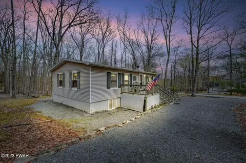 262 Upper Independence Dr, Lackawaxen, PA 18435