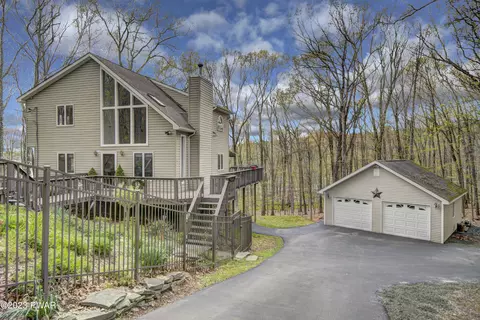 111 Maple Ct, Hawley, PA 18428