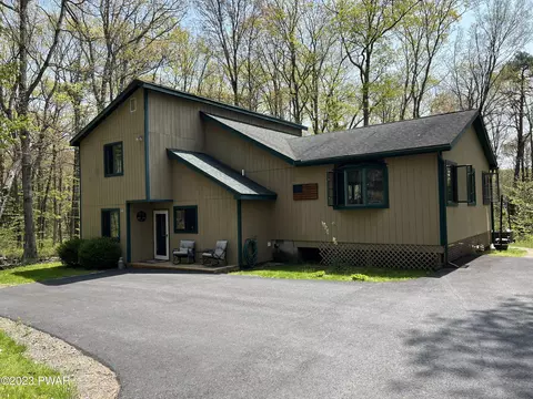 812 Morgan Ct, Lords Valley, PA 18428