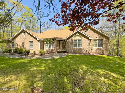 59 Cove Point Cir, Lakeville, PA 18438