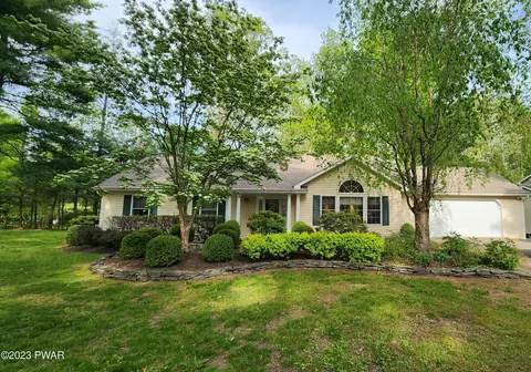100 Betsy Ross Dr, Milford, PA 18337