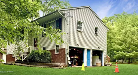 141 Hillview Pl, Shohola, PA 18458