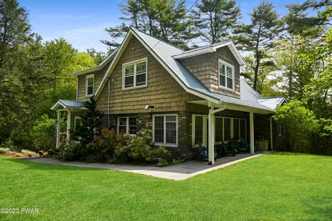 127 White Spruce Dr, Shohola, PA 18458