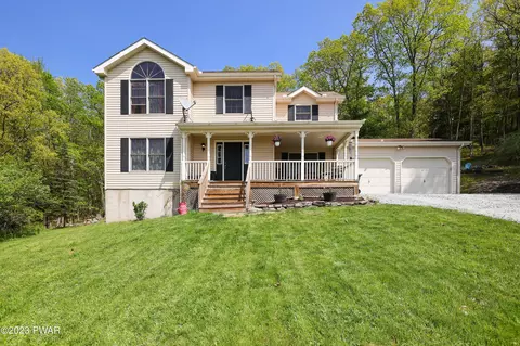 50 Applewood Dr, Hawley, PA 18428