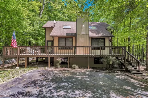 9 Chip Ct, Lake Ariel, PA 18436