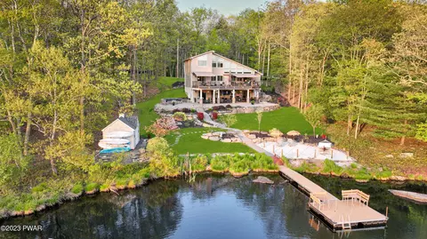 111 Rabbit Run Cir, Milford, PA 18337