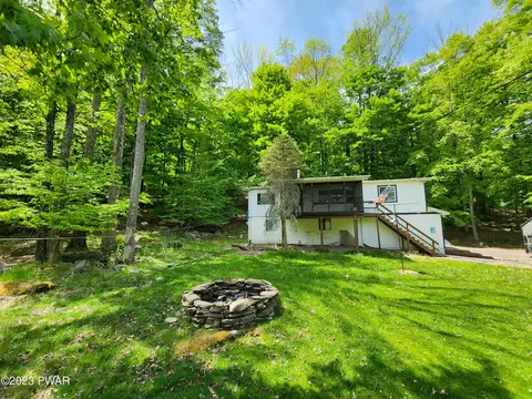 162 W Shore Dr, Hawley, PA 18428