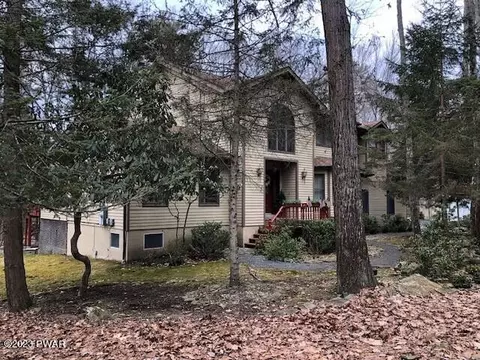 126 N Evergreen Dr, Greentown, PA 18426