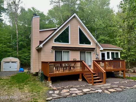 1038 Wallenpaupack Dr, Lake Ariel, PA 18436