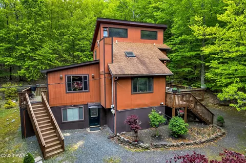 3586 Chestnut Hill Dr, Lake Ariel, PA 18436