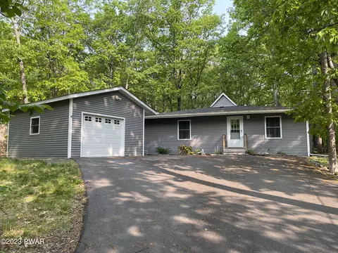 109 Curlew Dr, Lords Valley, PA 18428