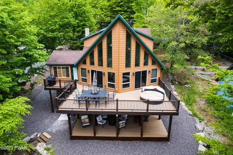 1306 Lakeview Dr, Lake Ariel, PA 18436