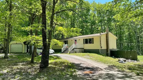 11 White Birch Ln, Hawley, PA 18428
