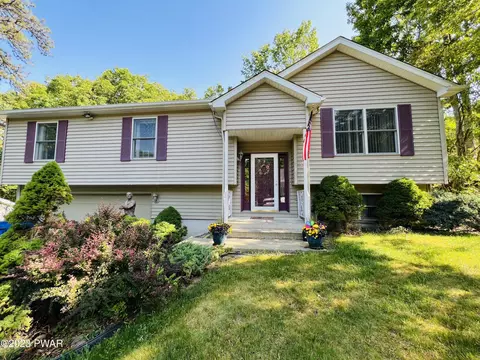 207 Vandermark Dr, Milford, PA 18337
