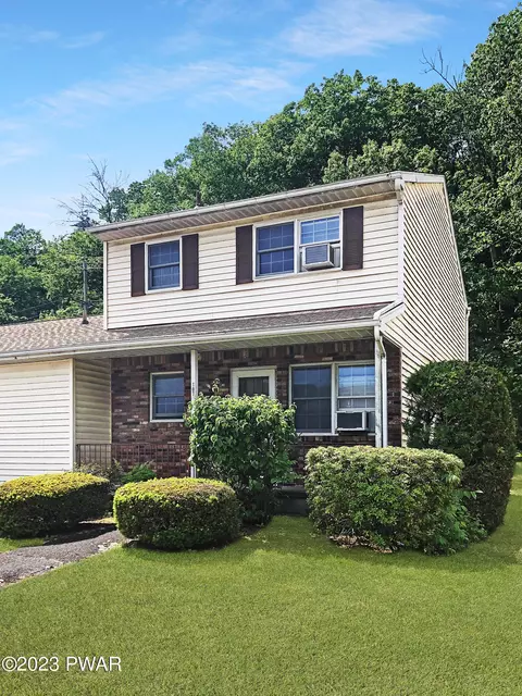 107 Wheatfield Ct, Milford, PA 18337