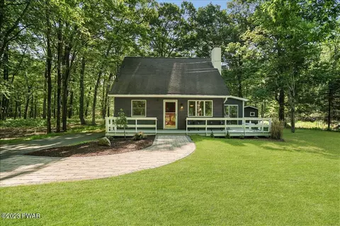 122 Ridge Dr, Milford, PA 18337