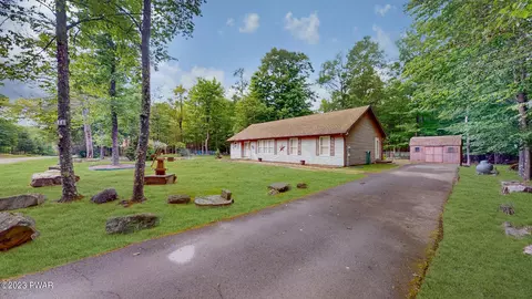 111 Oakwood Dr, Greentown, PA 18426
