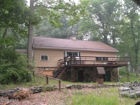424 Sunset Forest Dr, Hawley, PA 18428