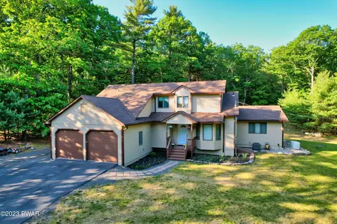 200 Oak Ridge Dr, Milford, PA 18337