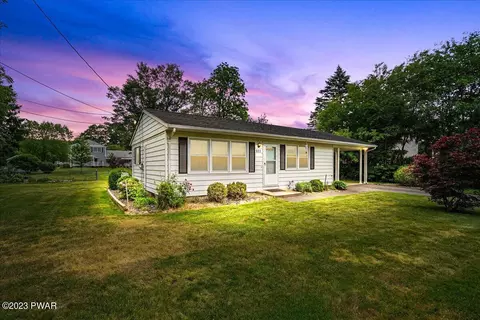 601 6th St, Matamoras, PA 18336