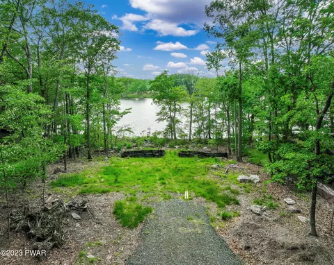 151 E Lake Dr, Milford, PA 18337