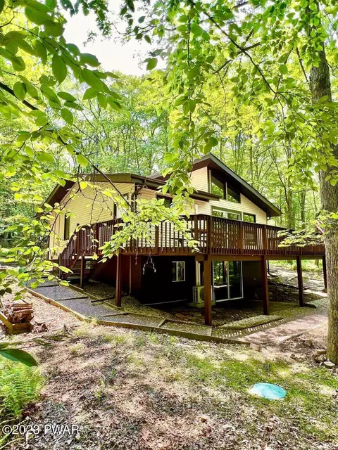 157 Cherry Hill Cir, Hawley, PA 18428