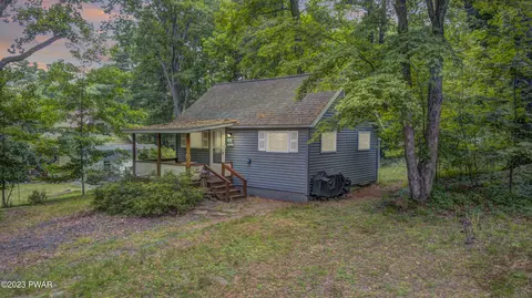 36 Maple St, Hawley, PA 18428
