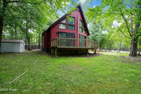 163 Roundhill Rd, Dingmans Ferry, PA 18328