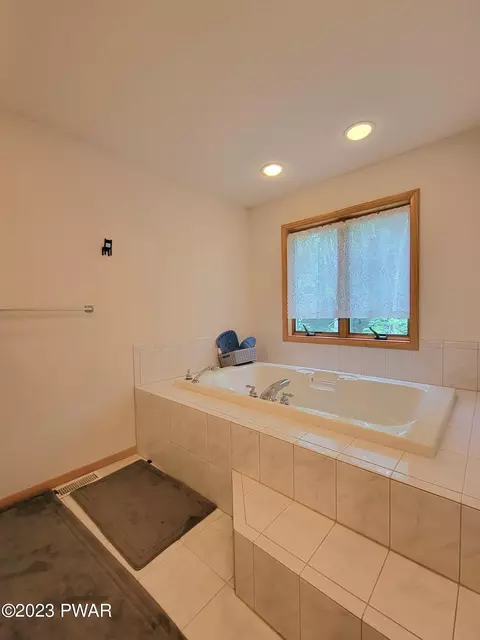 142 Eisenhower Dr, Lords Valley, PA 18428 photo 35
