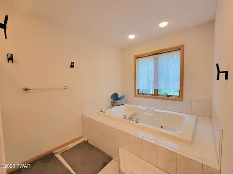 142 Eisenhower Dr, Lords Valley, PA 18428 photo 36