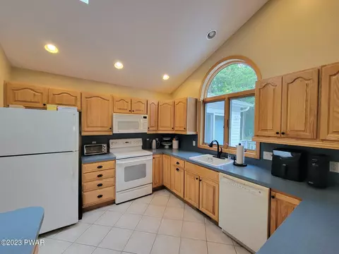 142 Eisenhower Dr, Lords Valley, PA 18428 photo 15