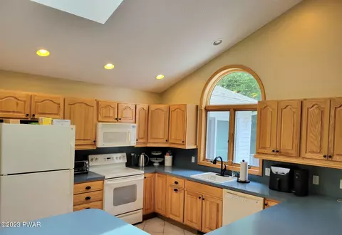 142 Eisenhower Dr, Lords Valley, PA 18428 photo 17