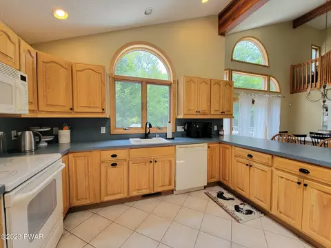 142 Eisenhower Dr, Lords Valley, PA 18428 photo 16
